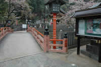 大頭神社に渡る橋